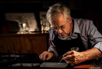 宇联手表表蒙有划痕如何处理（手表表蒙划痕维修方法总汇）